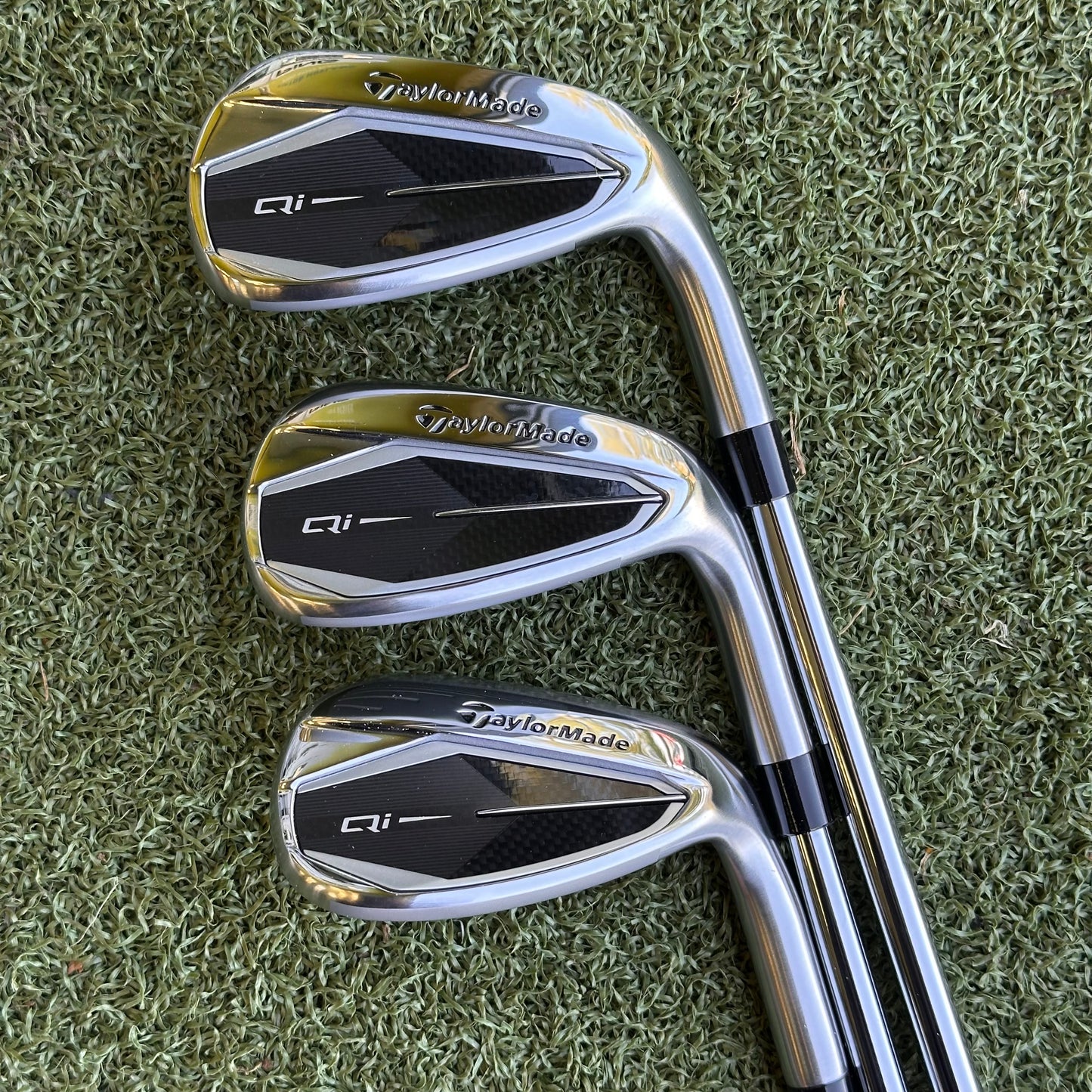 TaylorMade Qi Golf Iron Set / 5-PW + SW / Regular Flex