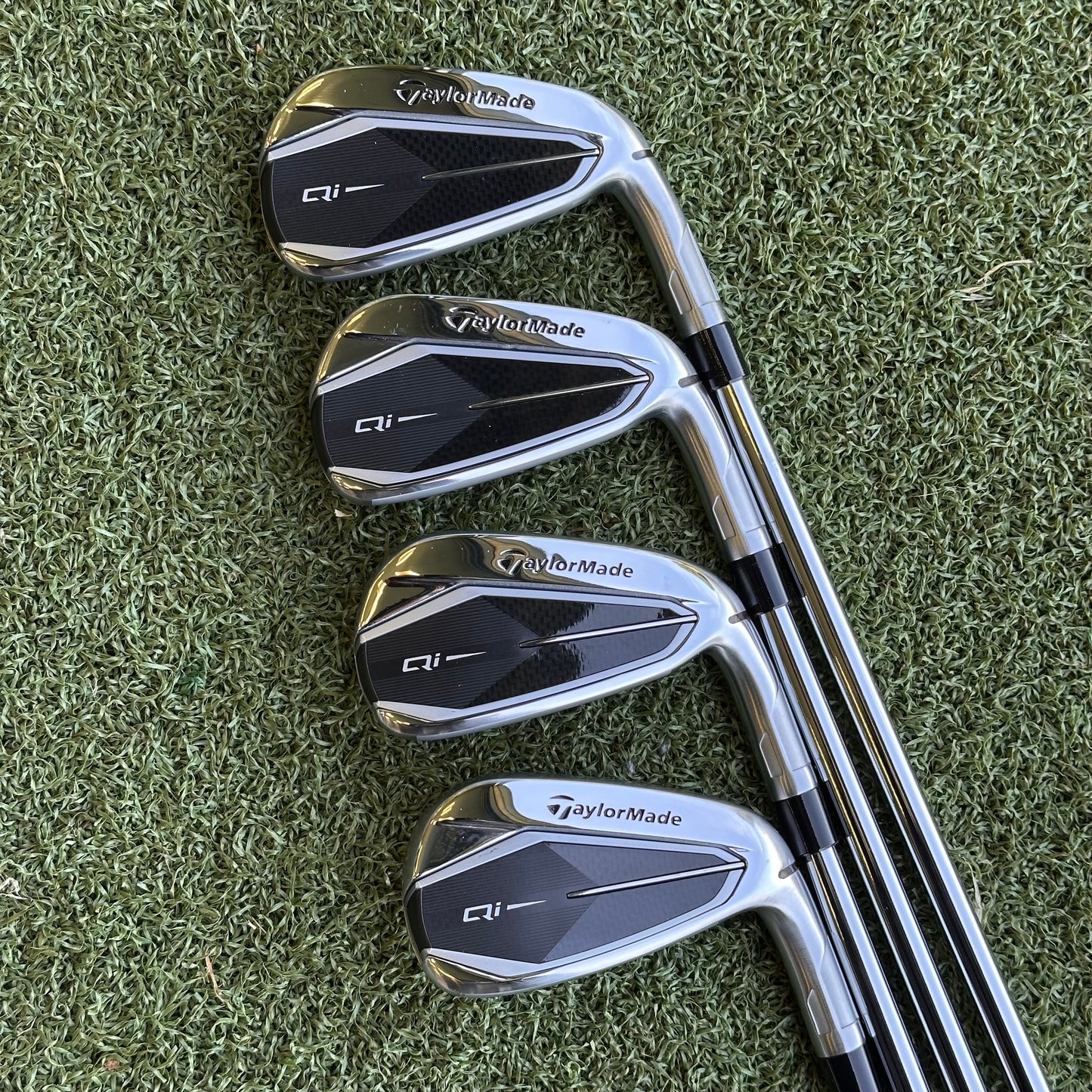 TaylorMade Qi Golf Iron Set / 5-PW + SW / Regular Flex