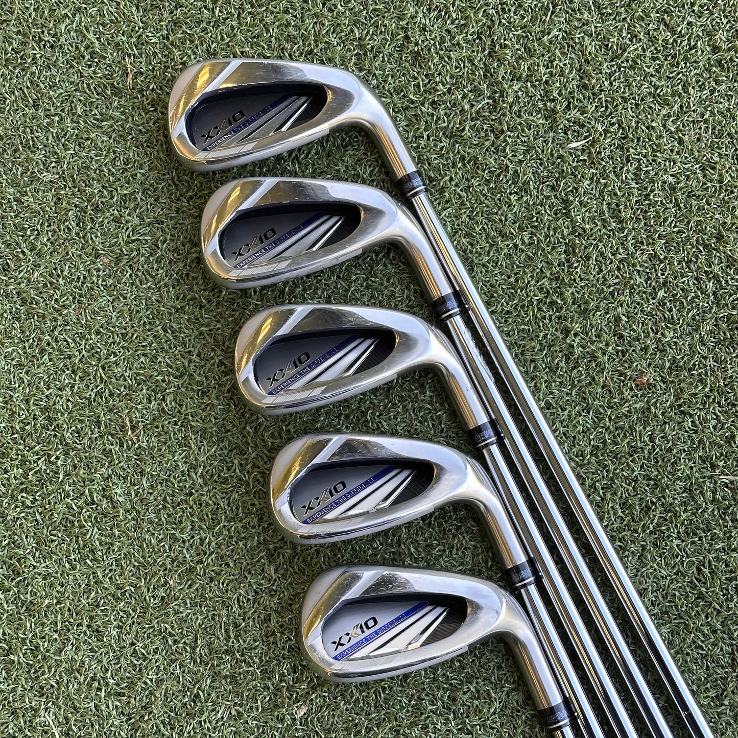 XXIO Eleven Golf Iron Set / 6-PW / Regular Flex