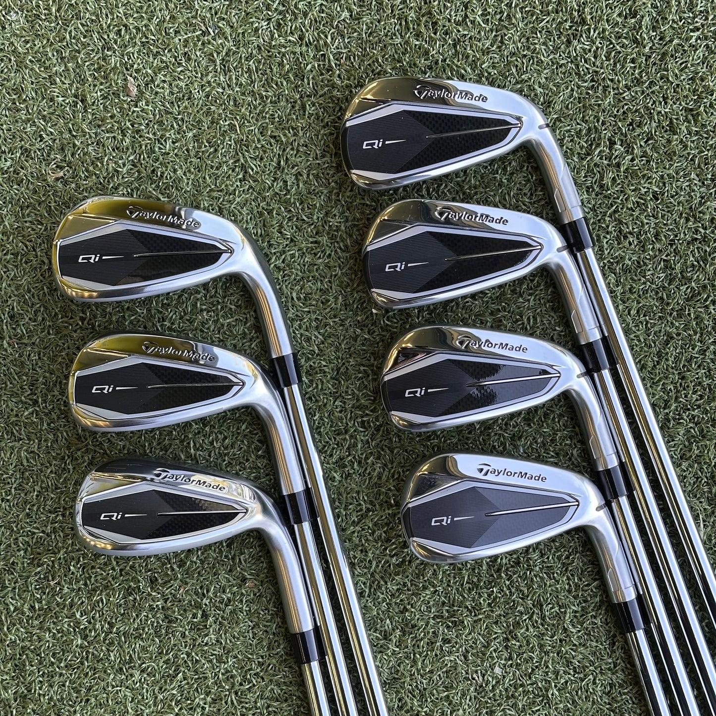 TaylorMade Qi Golf Iron Set / 5-PW + SW / Regular Flex