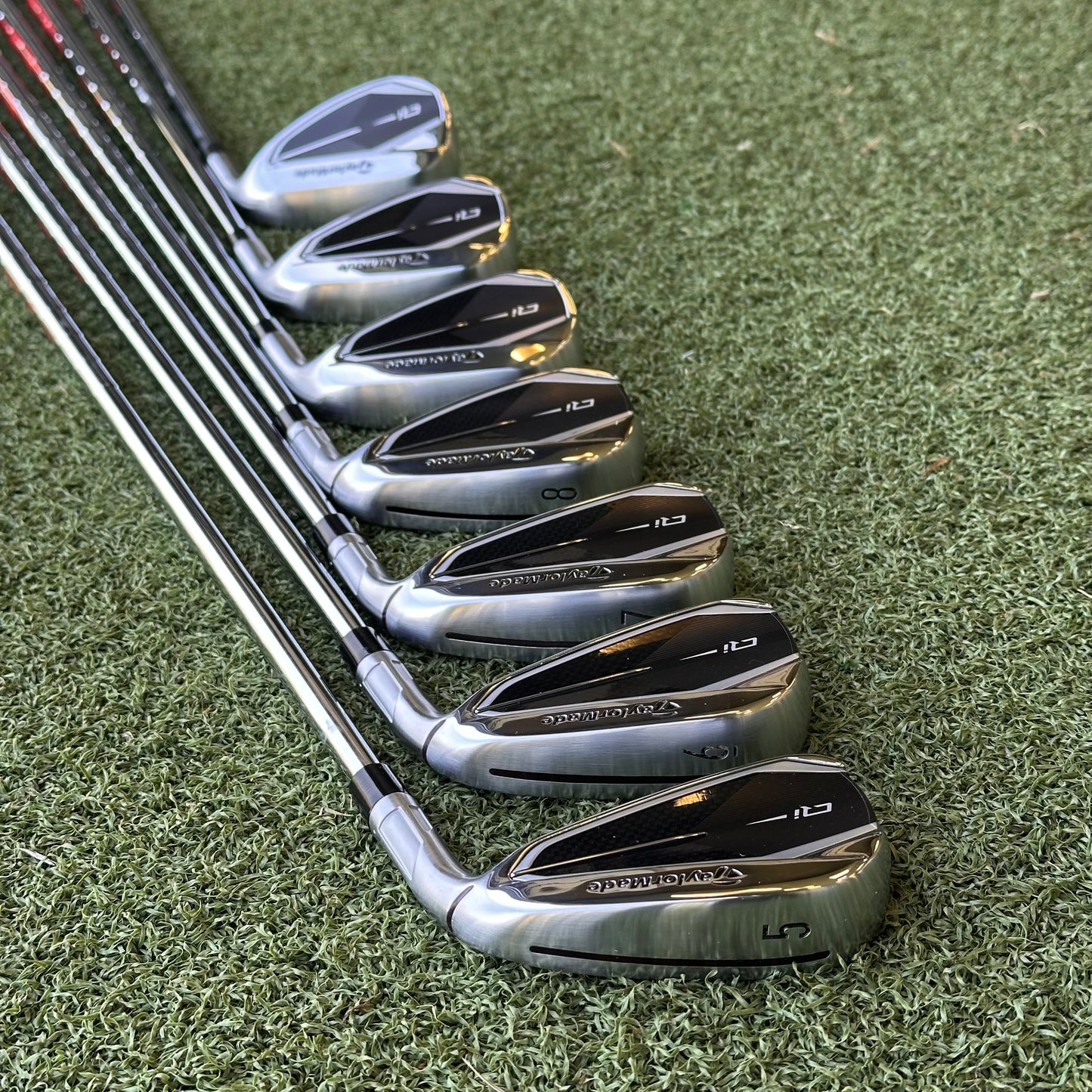 TaylorMade Qi Golf Iron Set / 5-PW + SW / Regular Flex