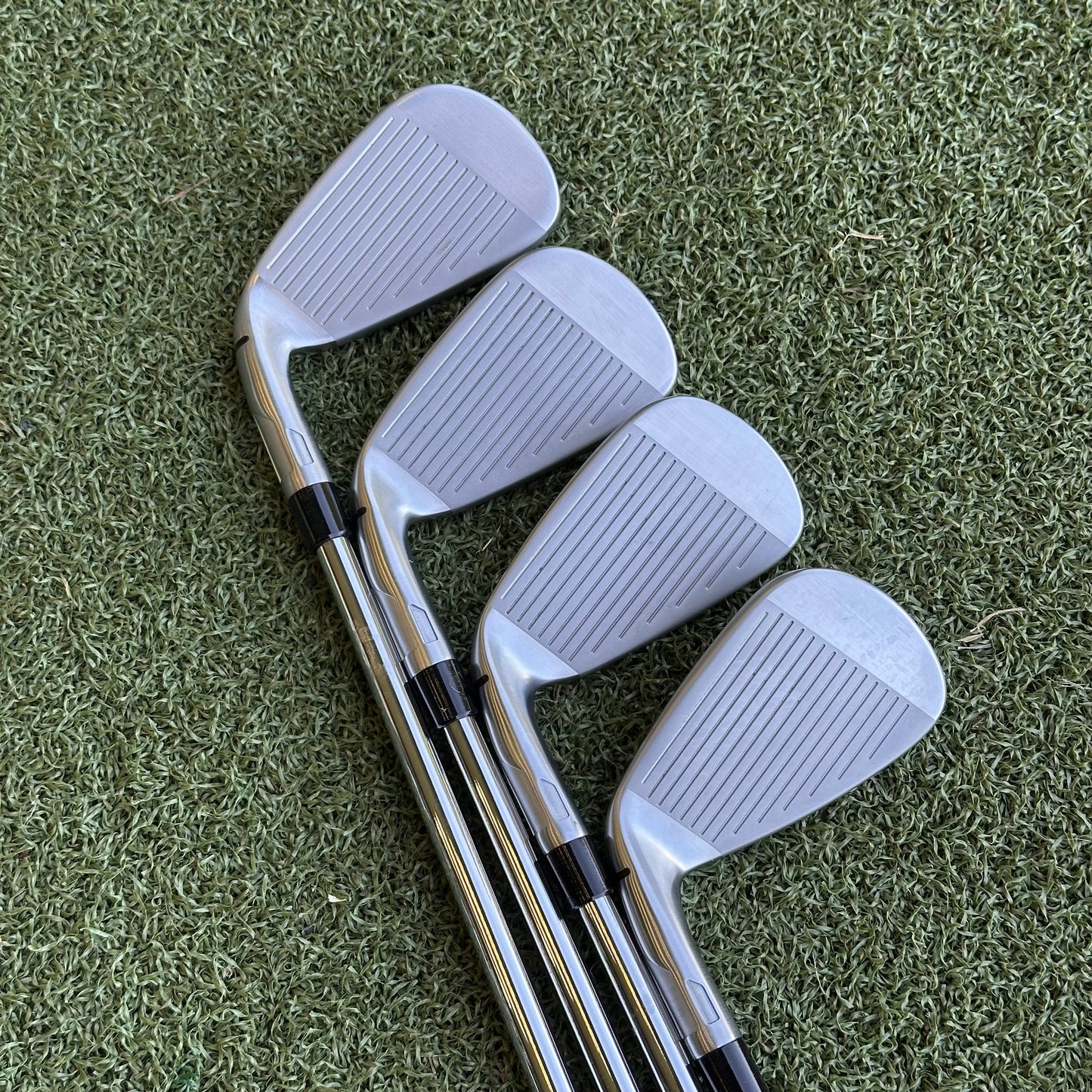 TaylorMade Qi Golf Iron Set / 5-PW + SW / Regular Flex