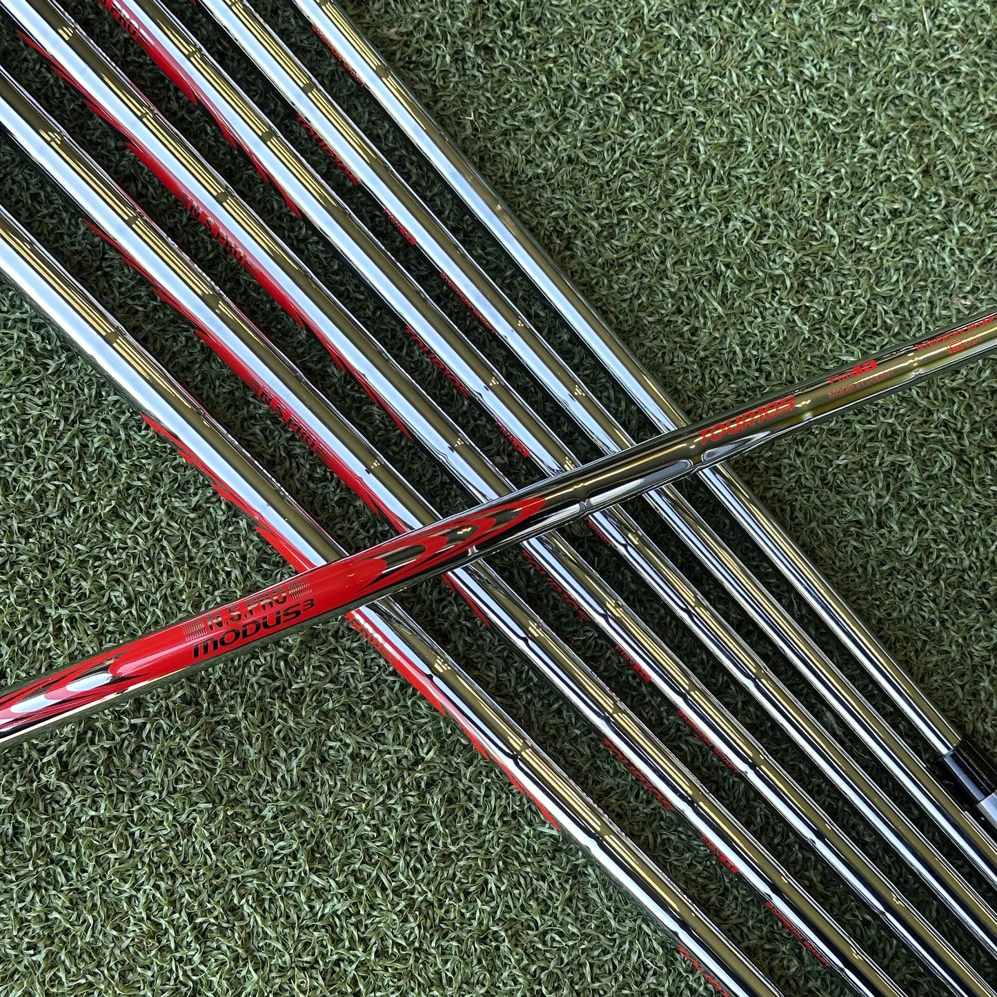 TaylorMade Qi Golf Iron Set / 5-PW + SW / Regular Flex