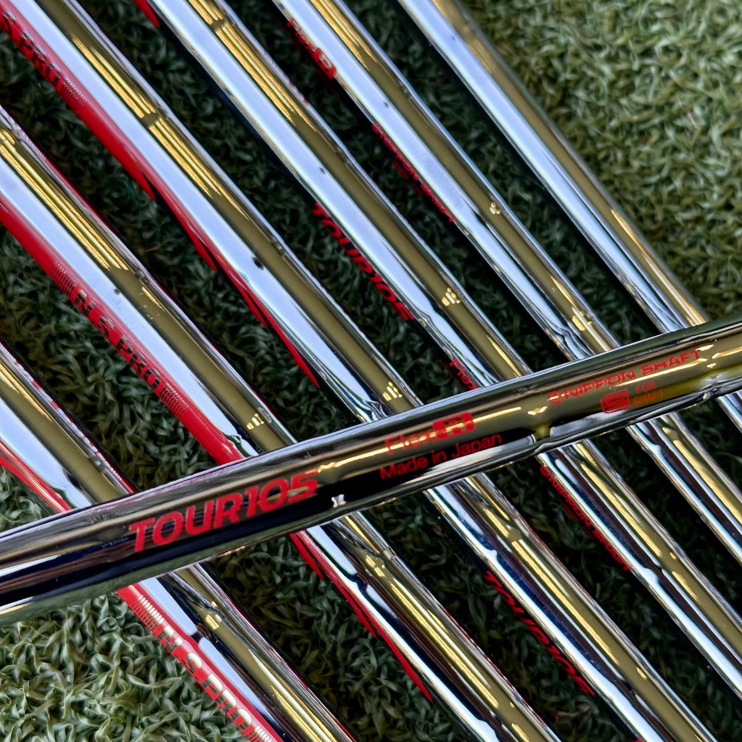 TaylorMade Qi Golf Iron Set / 5-PW + SW / Regular Flex