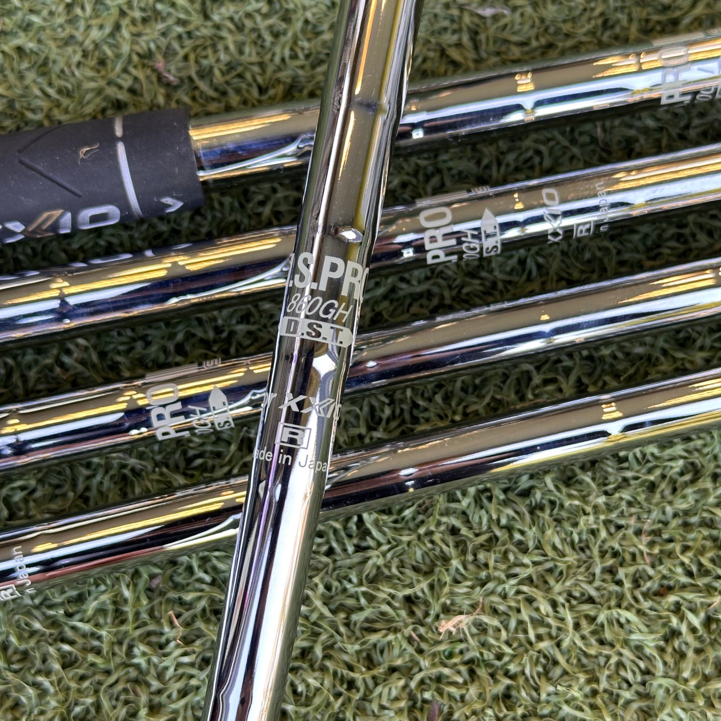 XXIO Eleven Golf Iron Set / 6-PW / Regular Flex