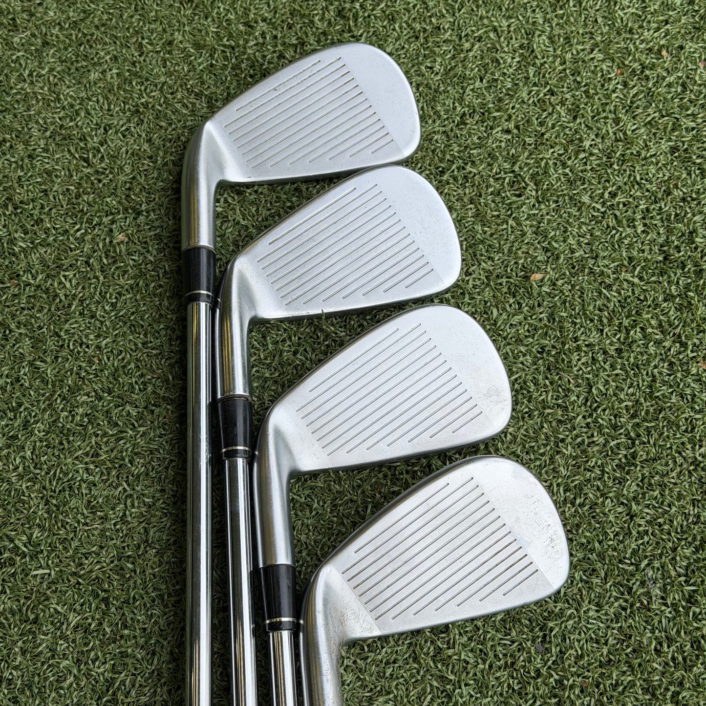 TaylorMade R9 Iron Set / 4-PW / Regular Flex