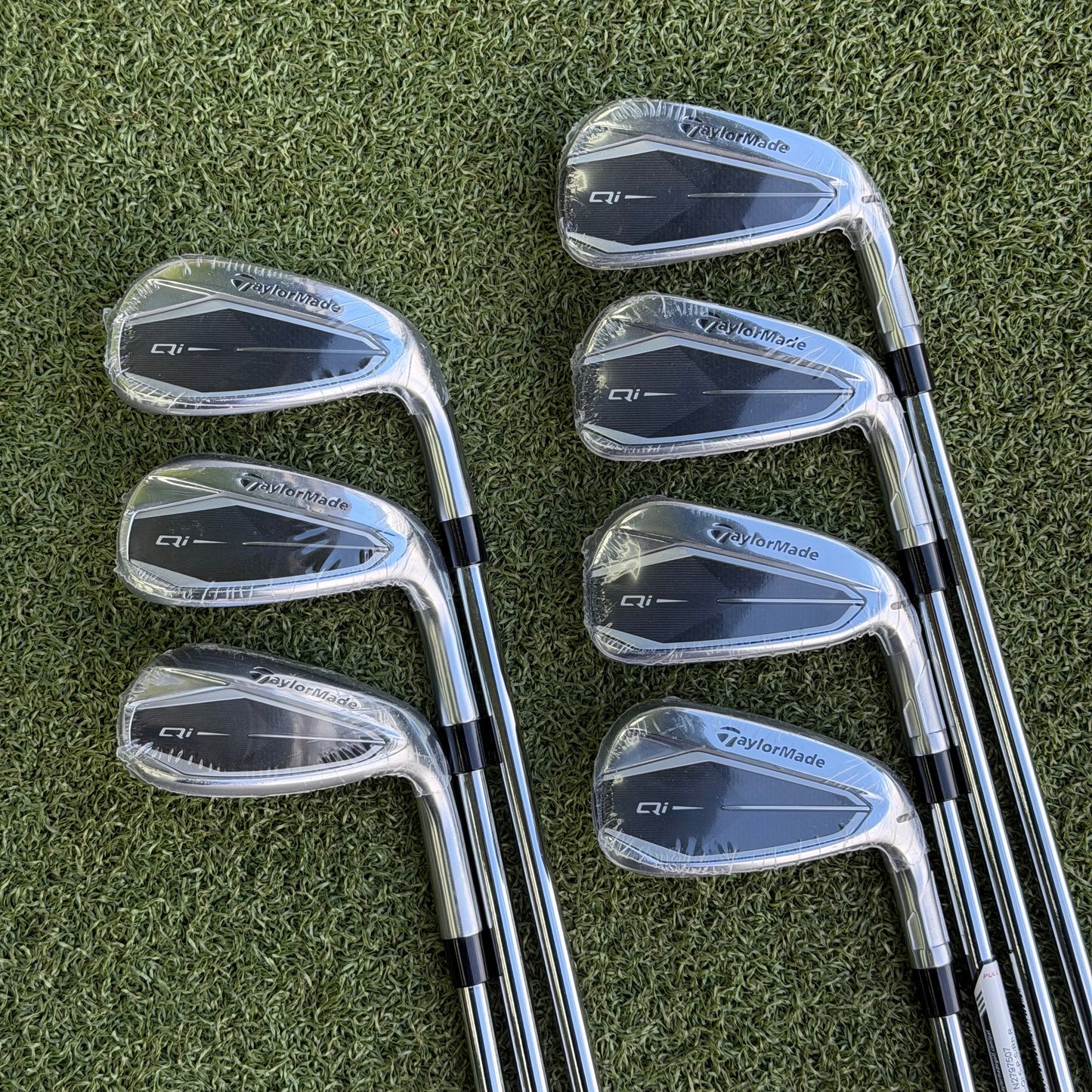 TaylorMade Qi Golf Iron Set / 5-PW + SW / Regular Flex