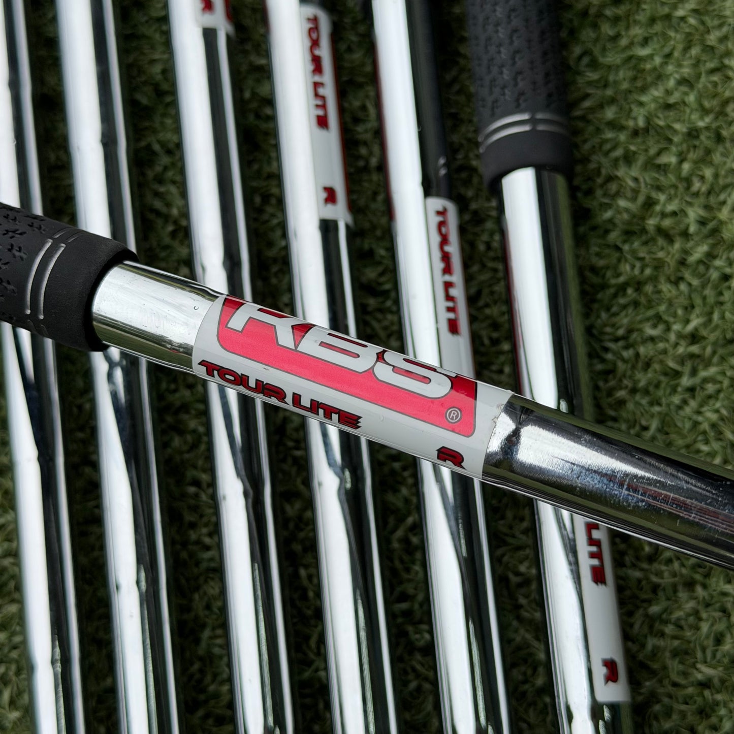 TaylorMade Qi Golf Iron Set / 5-PW + AW / Regular Flex