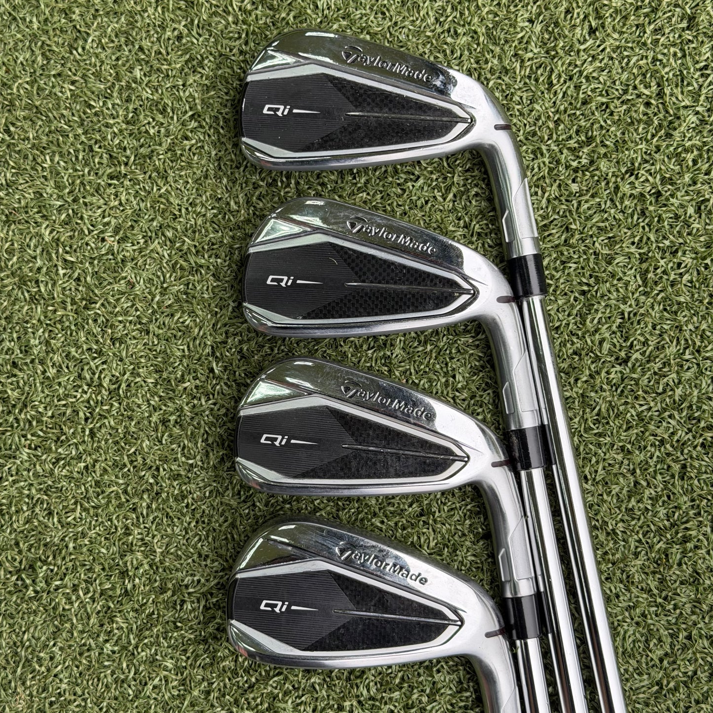 TaylorMade Qi Golf Iron Set / 5-PW + AW / Regular Flex