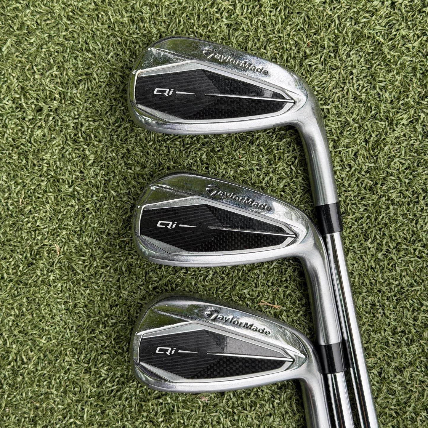 TaylorMade Qi Golf Iron Set / 5-PW + AW / Regular Flex