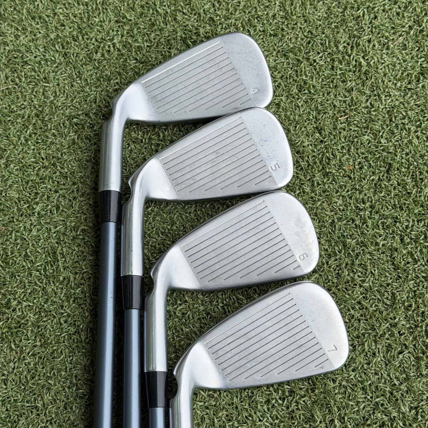 PING G425 Golf Iron Set / 4-PW / Graphite Regular Flex