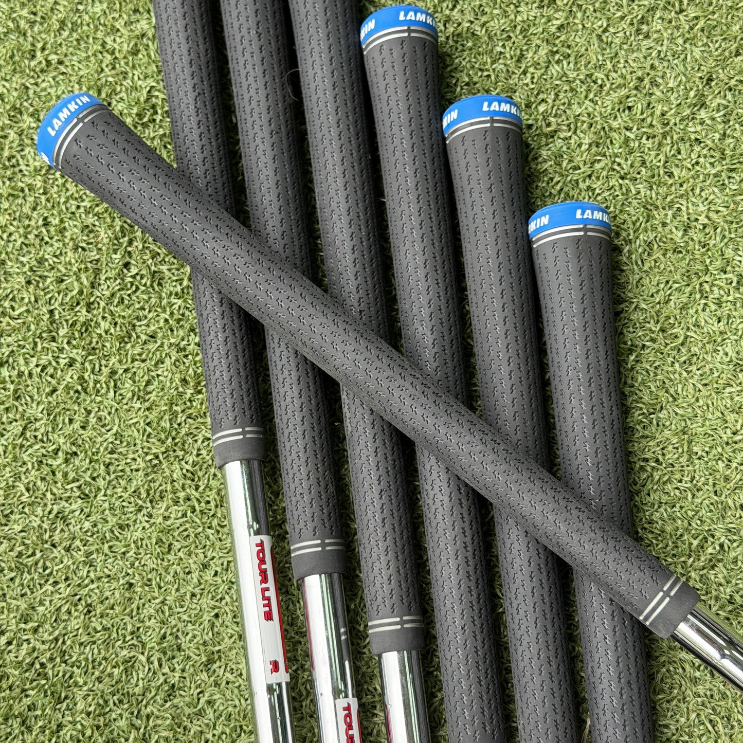 TaylorMade Qi Golf Iron Set / 5-PW + AW / Regular Flex