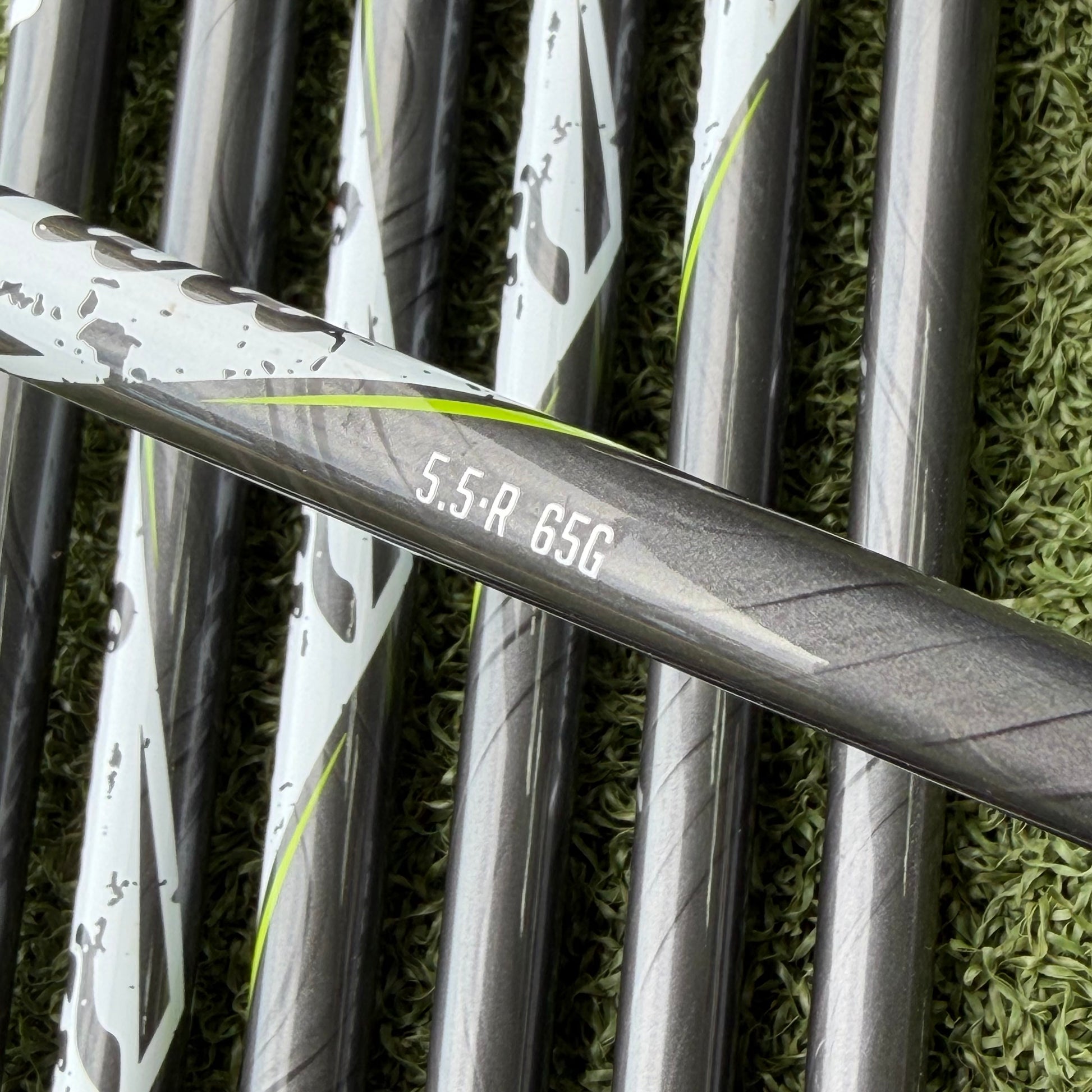 Wilson Staff D9 Golf Iron Set / 5-PW+SW / Regular Flex Graphite Shafts - Pre Owned Golf 