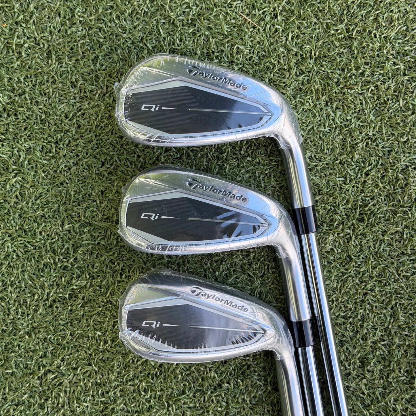 TaylorMade Qi Golf Iron Set / 5-PW + SW / Regular Flex