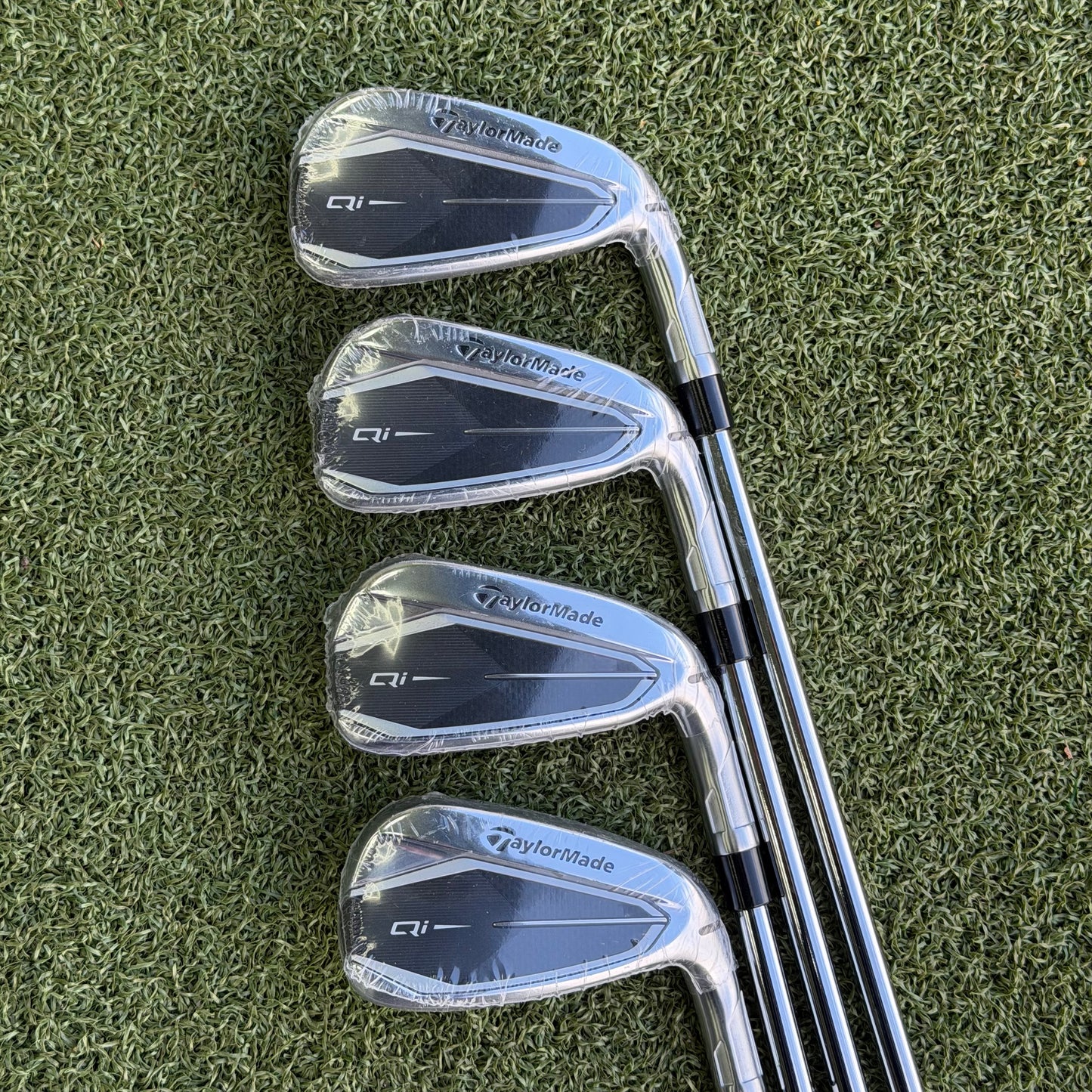 TaylorMade Qi Golf Iron Set / 5-PW + SW / Regular Flex