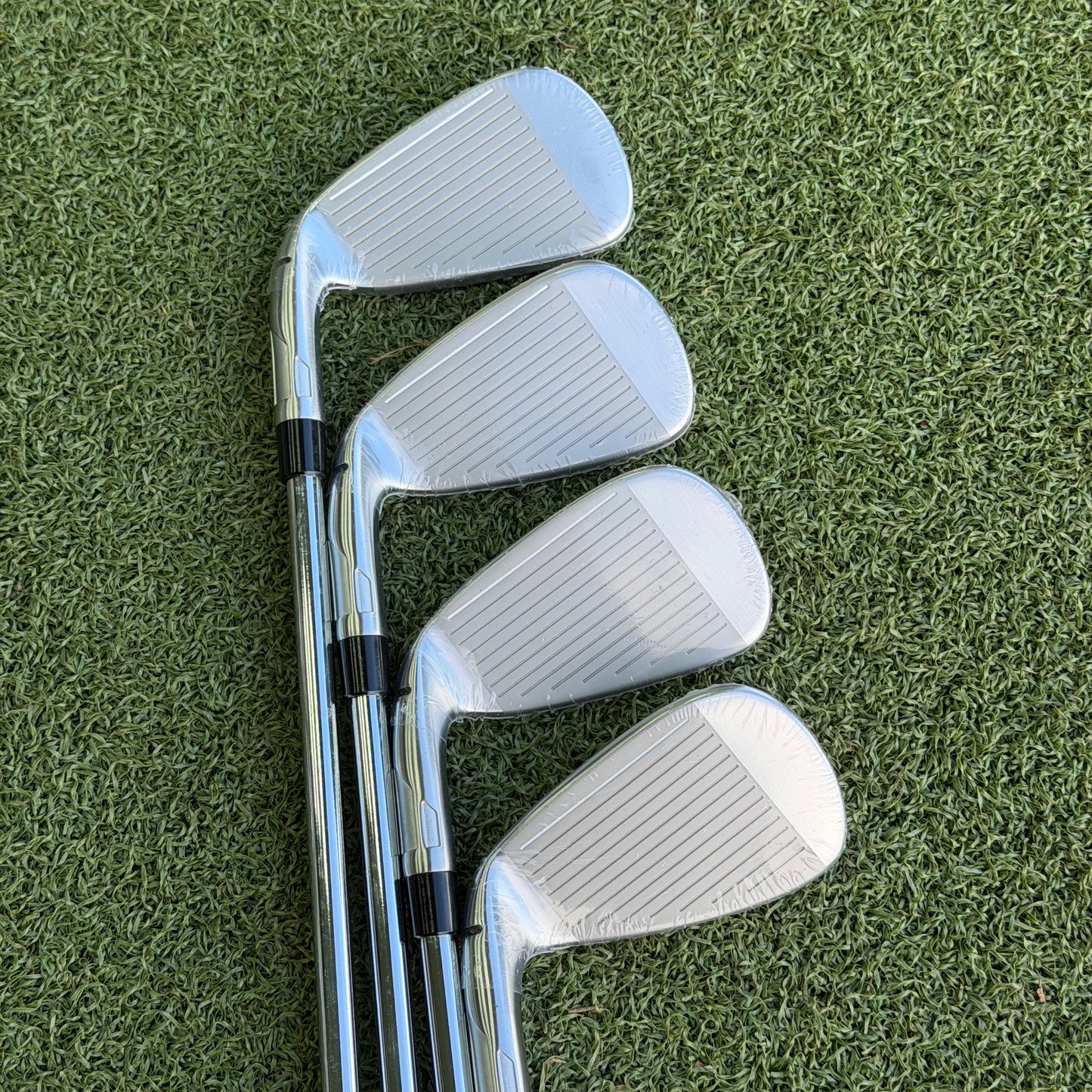 TaylorMade Qi Golf Iron Set / 5-PW + SW / Regular Flex