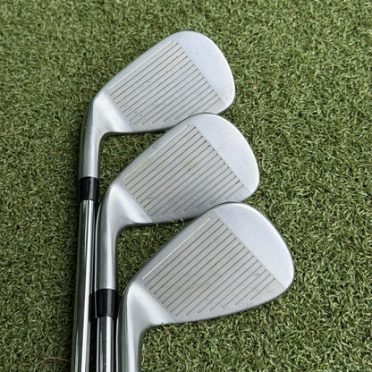 TaylorMade Qi Golf Iron Set / 5-PW + AW / Regular Flex - Pre Owned Golf 