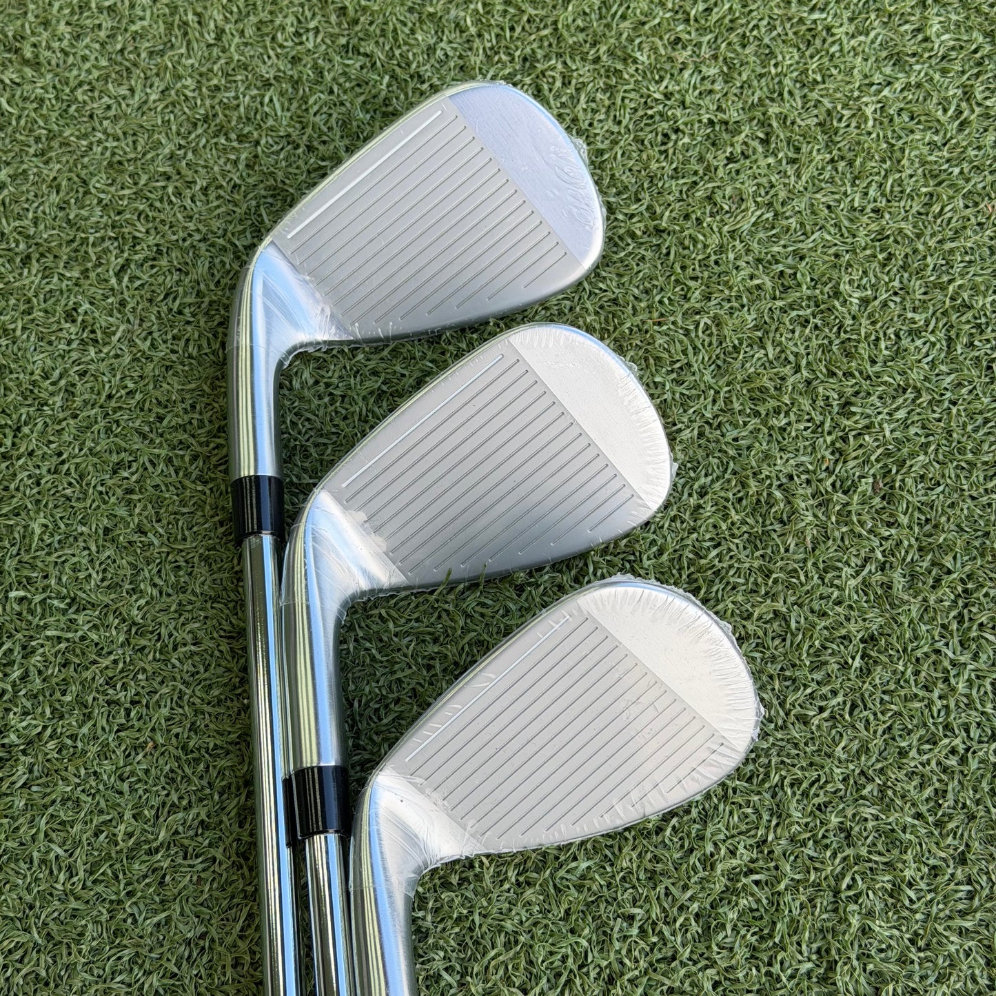 TaylorMade Qi Golf Iron Set / 5-PW + SW / Regular Flex